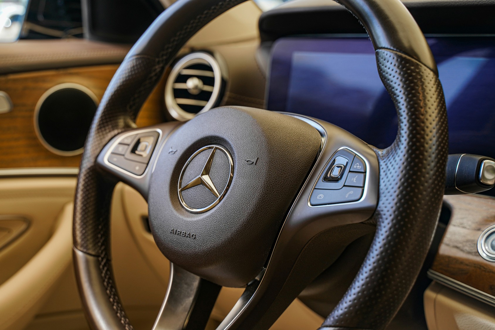 Lederlenkrad Nahaufnahme im Auto