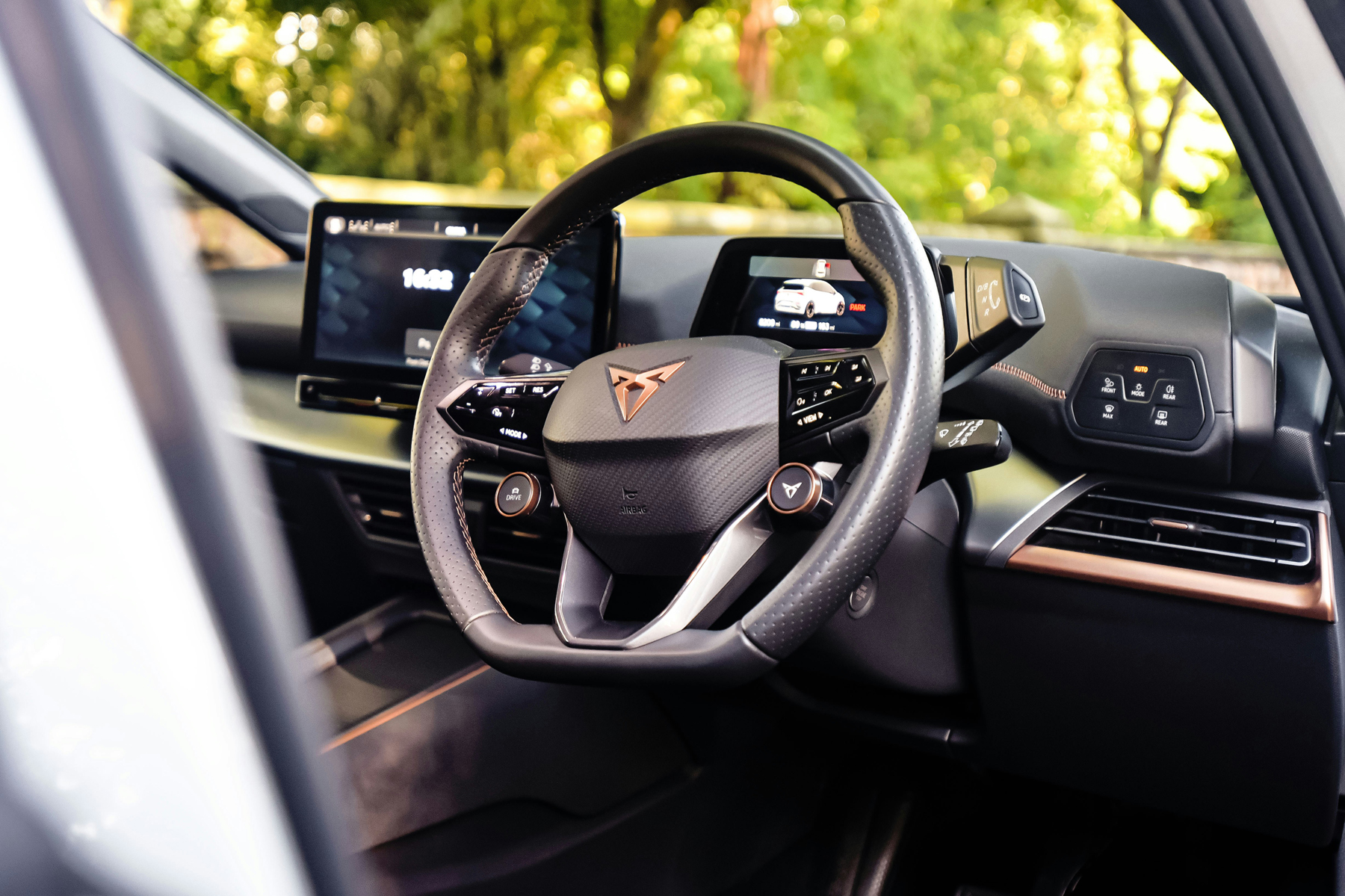 Lederlenkrad wird im Auto gereinigt
