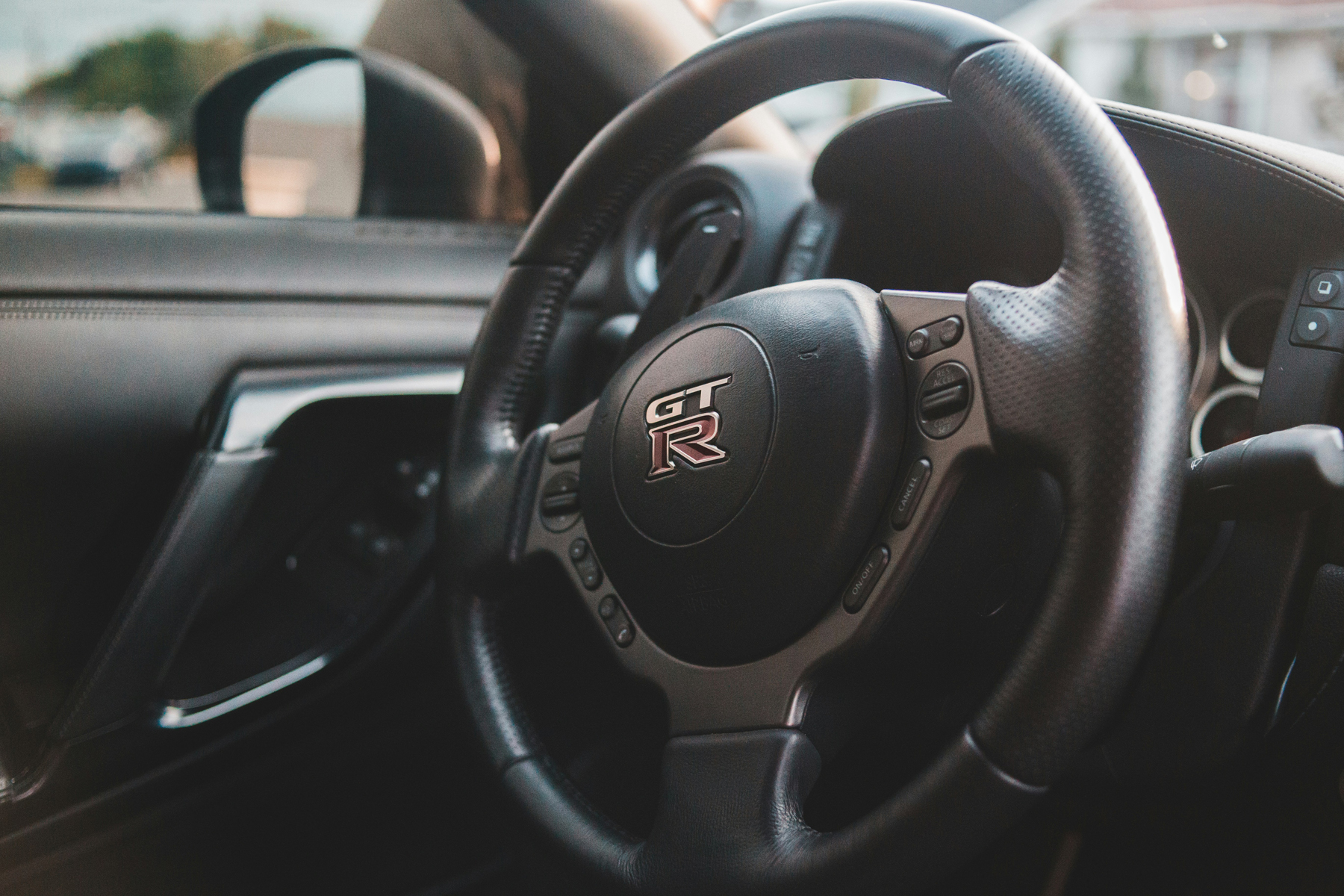 Verschmutztes Lederlenkrad im Auto