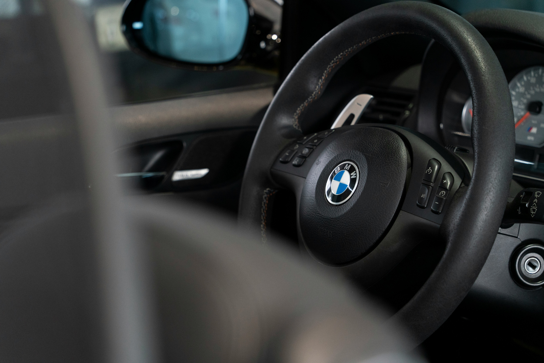 Glänzendes speckiges Lederlenkrad im Auto